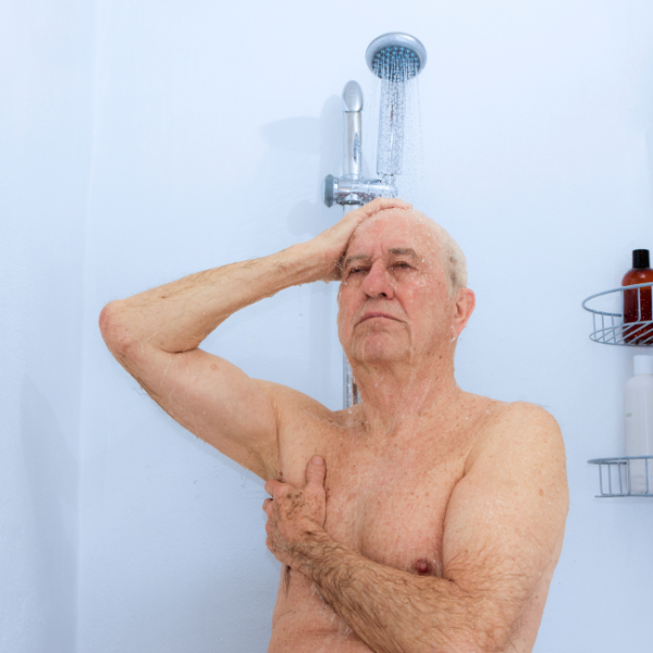 Pflegedienst CuraVital-Duschhilfe-Mann unter der Dusche ohne Haube